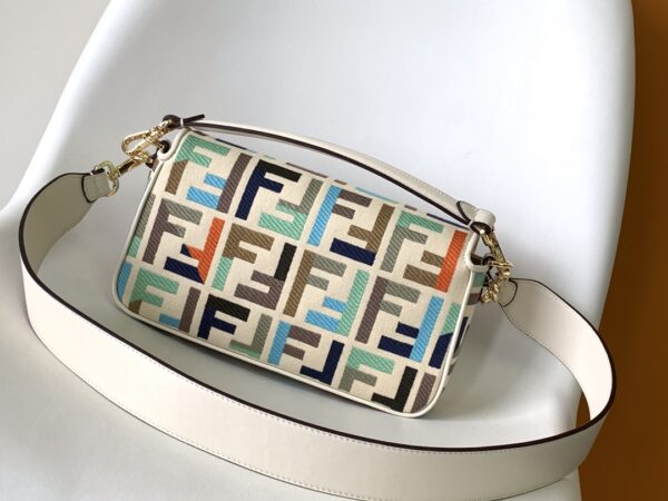 Fendi Baguette Classic Medium Handbag - Image 5