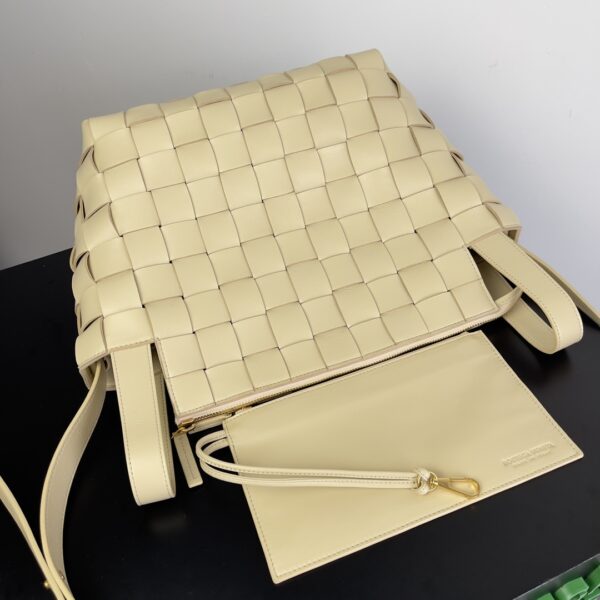 Bottega Veneta Bowling Cassette Bag - Cream - Image 5