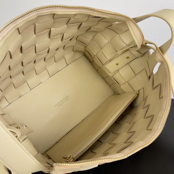 Bottega Veneta Bowling Cassette Bag - Cream - Image 2