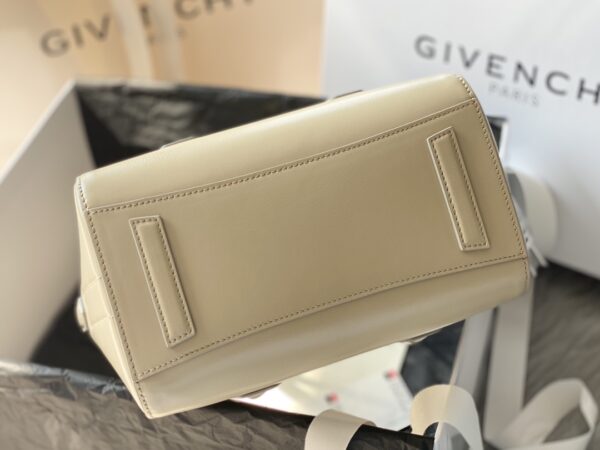 Givenchy Antigona Calfskin Handbag - Cream - Image 3