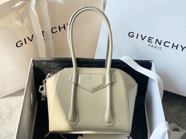 Givenchy Antigona Calfskin Handbag - Cream - Image 5