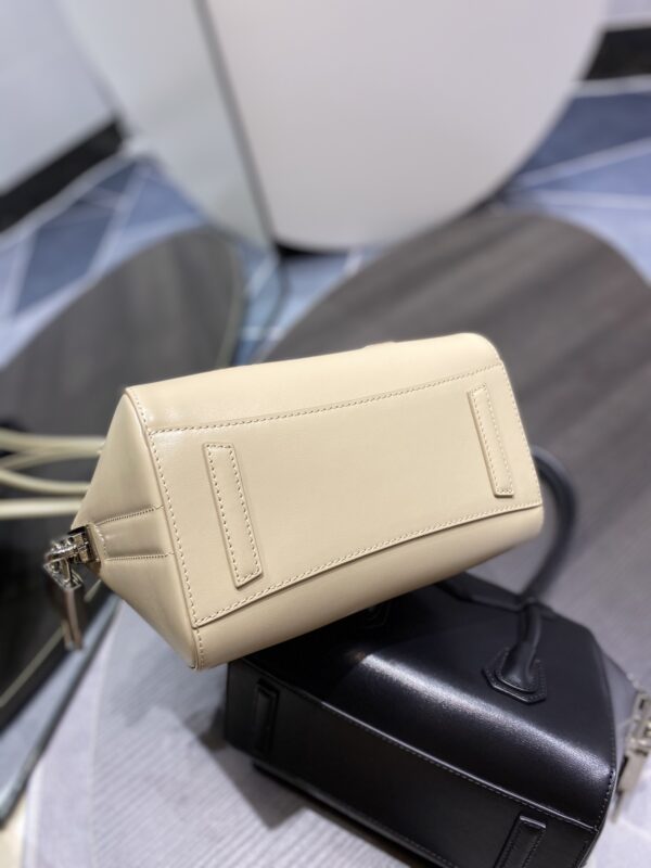 Givenchy Antigona Handbag - Cream - Image 4