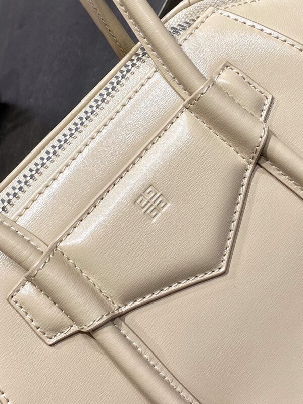 Givenchy Antigona Handbag - Cream - Image 3