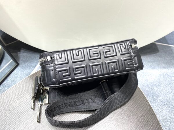 Givenchy 4g Logo Antigona U Camera Bag - Black - Image 5